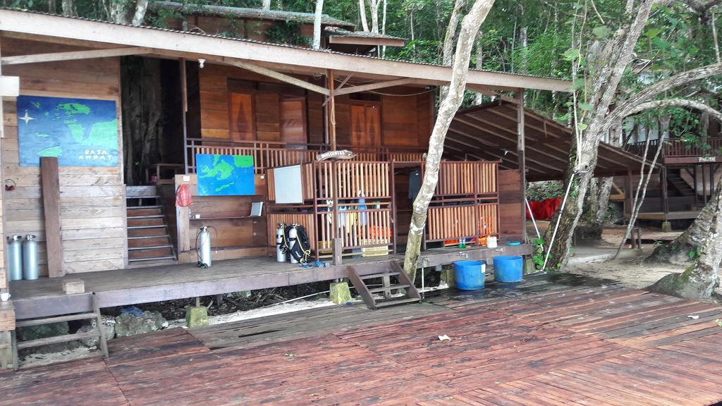 Raja Ampat Dive Resort Tapokreng Exterior photo