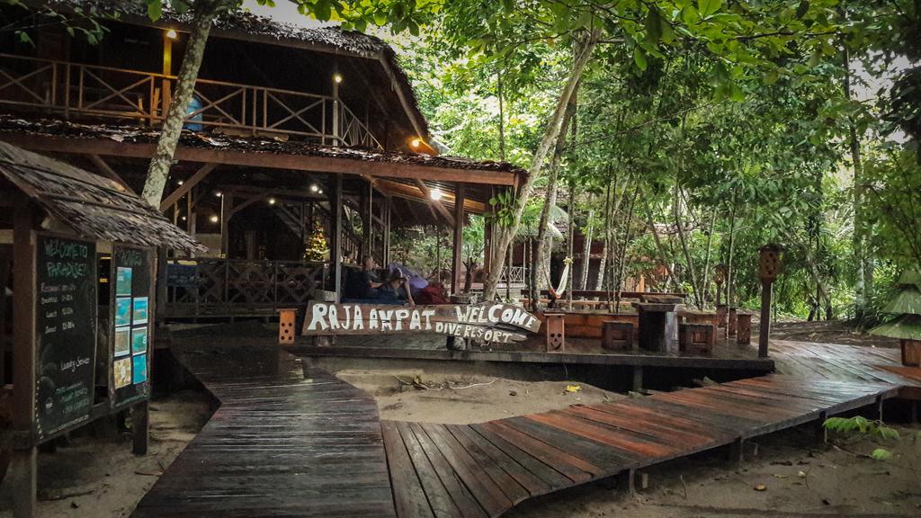 Raja Ampat Dive Resort Tapokreng Exterior photo