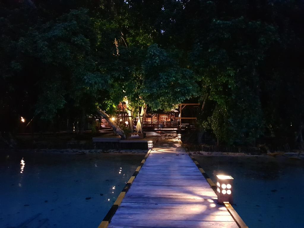 Raja Ampat Dive Resort Tapokreng Exterior photo